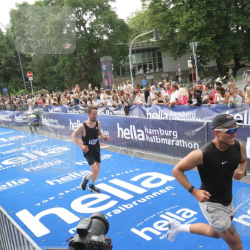 29.06.2025 - hella hamburg halbmarathon Michael Strokosch http://msf.ph/oto/8538169 29.06.2025 10:35:11 Ziel  meine-sportfotos.de
