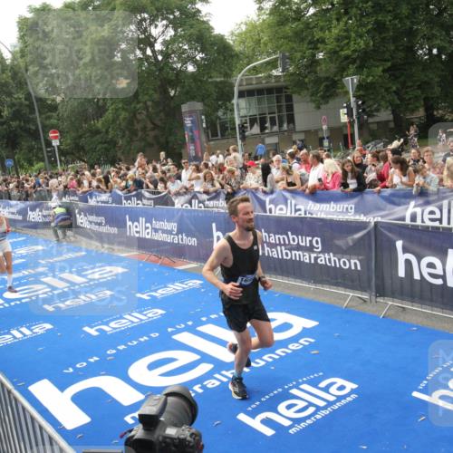 29.06.2025 - hella hamburg halbmarathon Michael Strokosch http://msf.ph/oto/8538170 29.06.2025 10:35:11 Ziel  meine-sportfotos.de