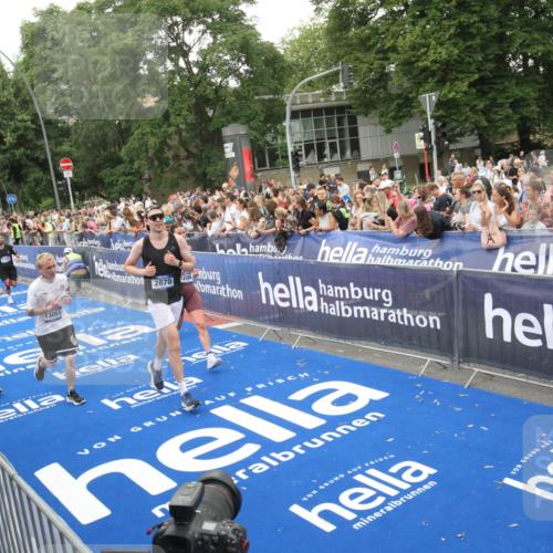 29.06.2025 - hella hamburg halbmarathon Michael Strokosch http://msf.ph/oto/8538171 29.06.2025 10:52:43 Ziel  meine-sportfotos.de