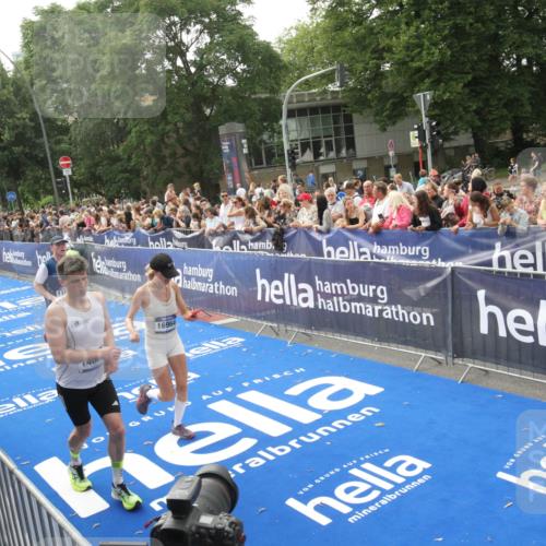 29.06.2025 - hella hamburg halbmarathon Michael Strokosch http://msf.ph/oto/8538173 29.06.2025 10:35:13 Ziel  meine-sportfotos.de