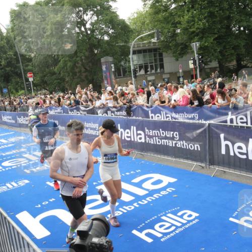 29.06.2025 - hella hamburg halbmarathon Michael Strokosch http://msf.ph/oto/8538175 29.06.2025 10:35:13 Ziel  meine-sportfotos.de