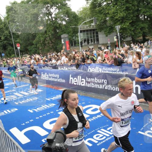 29.06.2025 - hella hamburg halbmarathon Michael Strokosch http://msf.ph/oto/8538176 29.06.2025 10:52:44 Ziel  meine-sportfotos.de