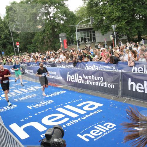 29.06.2025 - hella hamburg halbmarathon Michael Strokosch http://msf.ph/oto/8538177 29.06.2025 10:52:45 Ziel  meine-sportfotos.de