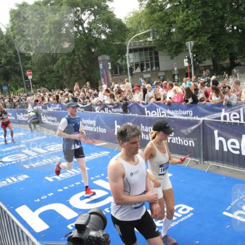 29.06.2025 - hella hamburg halbmarathon Michael Strokosch http://msf.ph/oto/8538178 29.06.2025 10:35:13 Ziel  meine-sportfotos.de