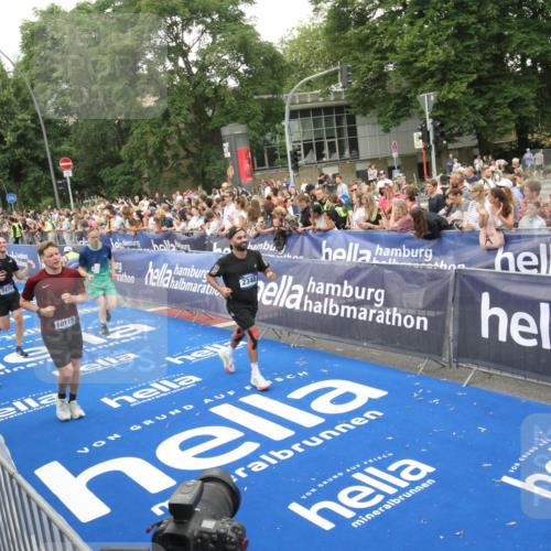 29.06.2025 - hella hamburg halbmarathon Michael Strokosch http://msf.ph/oto/8538179 29.06.2025 10:52:45 Ziel  meine-sportfotos.de