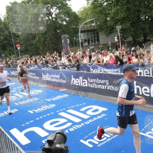 29.06.2025 - hella hamburg halbmarathon Michael Strokosch http://msf.ph/oto/8538180 29.06.2025 10:35:14 Ziel  meine-sportfotos.de