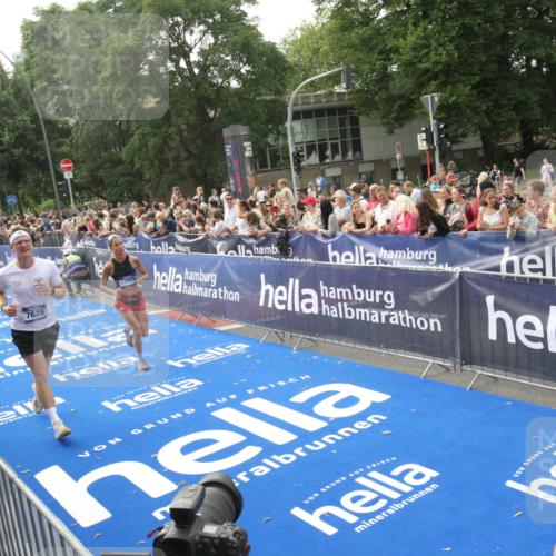 29.06.2025 - hella hamburg halbmarathon Michael Strokosch http://msf.ph/oto/8538181 29.06.2025 10:35:15 Ziel  meine-sportfotos.de