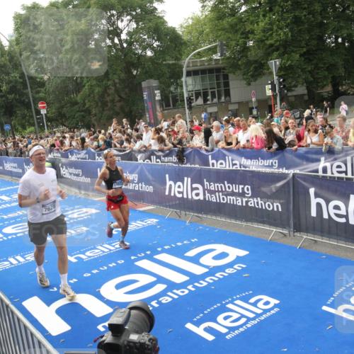29.06.2025 - hella hamburg halbmarathon Michael Strokosch http://msf.ph/oto/8538183 29.06.2025 10:35:15 Ziel  meine-sportfotos.de