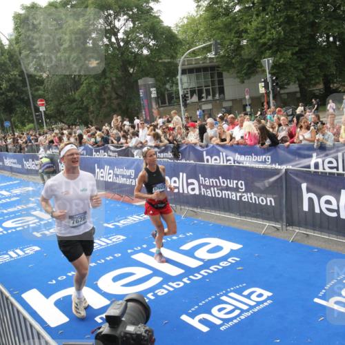 29.06.2025 - hella hamburg halbmarathon Michael Strokosch http://msf.ph/oto/8538185 29.06.2025 10:35:15 Ziel  meine-sportfotos.de