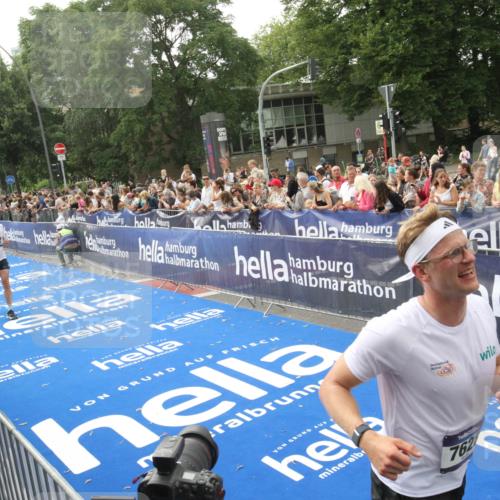 29.06.2025 - hella hamburg halbmarathon Michael Strokosch http://msf.ph/oto/8538187 29.06.2025 10:35:16 Ziel  meine-sportfotos.de