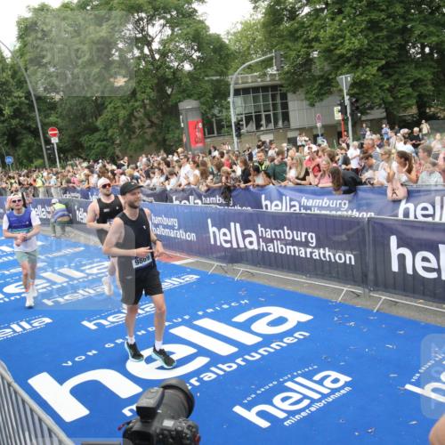 29.06.2025 - hella hamburg halbmarathon Michael Strokosch http://msf.ph/oto/8538190 29.06.2025 10:52:48 Ziel  meine-sportfotos.de