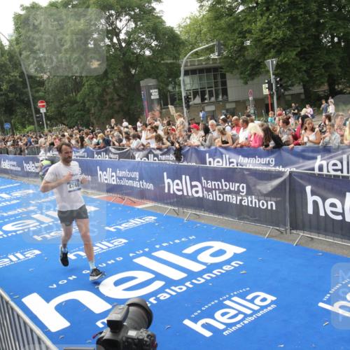 29.06.2025 - hella hamburg halbmarathon Michael Strokosch http://msf.ph/oto/8538191 29.06.2025 10:35:18 Ziel  meine-sportfotos.de