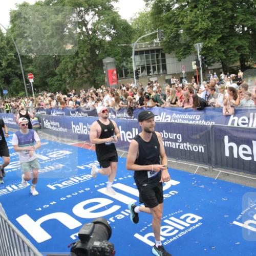 29.06.2025 - hella hamburg halbmarathon Michael Strokosch http://msf.ph/oto/8538192 29.06.2025 10:52:49 Ziel  meine-sportfotos.de