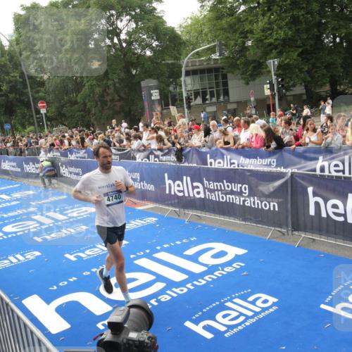 29.06.2025 - hella hamburg halbmarathon Michael Strokosch http://msf.ph/oto/8538193 29.06.2025 10:35:18 Ziel  meine-sportfotos.de