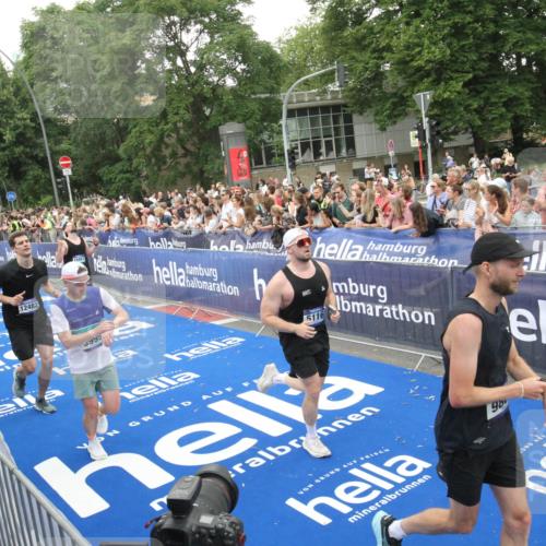 29.06.2025 - hella hamburg halbmarathon Michael Strokosch http://msf.ph/oto/8538194 29.06.2025 10:52:49 Ziel  meine-sportfotos.de