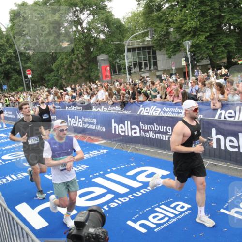 29.06.2025 - hella hamburg halbmarathon Michael Strokosch http://msf.ph/oto/8538196 29.06.2025 10:52:49 Ziel  meine-sportfotos.de
