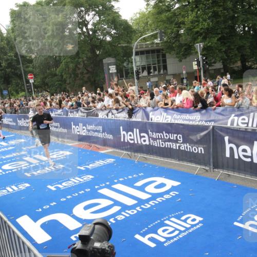 29.06.2025 - hella hamburg halbmarathon Michael Strokosch http://msf.ph/oto/8538198 29.06.2025 10:35:19 Ziel  meine-sportfotos.de
