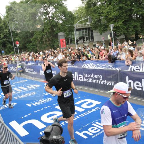29.06.2025 - hella hamburg halbmarathon Michael Strokosch http://msf.ph/oto/8538199 29.06.2025 10:52:50 Ziel  meine-sportfotos.de