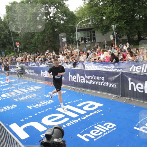 29.06.2025 - hella hamburg halbmarathon Michael Strokosch http://msf.ph/oto/8538200 29.06.2025 10:35:20 Ziel  meine-sportfotos.de