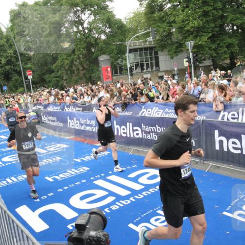 29.06.2025 - hella hamburg halbmarathon Michael Strokosch http://msf.ph/oto/8538201 29.06.2025 10:52:50 Ziel  meine-sportfotos.de