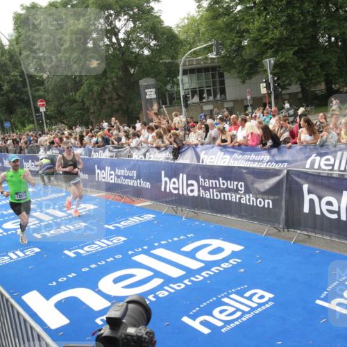 29.06.2025 - hella hamburg halbmarathon Michael Strokosch http://msf.ph/oto/8538202 29.06.2025 10:35:21 Ziel  meine-sportfotos.de