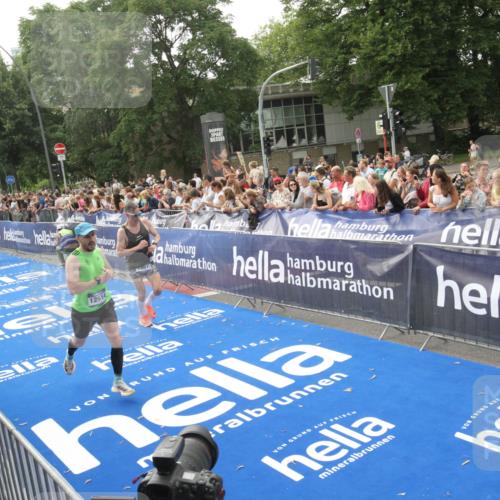 29.06.2025 - hella hamburg halbmarathon Michael Strokosch http://msf.ph/oto/8538204 29.06.2025 10:35:22 Ziel  meine-sportfotos.de