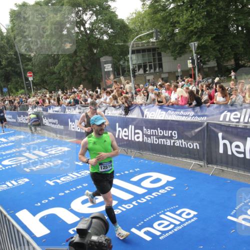 29.06.2025 - hella hamburg halbmarathon Michael Strokosch http://msf.ph/oto/8538206 29.06.2025 10:35:22 Ziel  meine-sportfotos.de