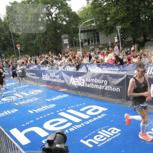 29.06.2025 - hella hamburg halbmarathon Michael Strokosch http://msf.ph/oto/8538207 29.06.2025 10:35:23 Ziel  meine-sportfotos.de