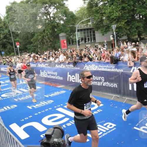 29.06.2025 - hella hamburg halbmarathon Michael Strokosch http://msf.ph/oto/8538208 29.06.2025 10:52:51 Ziel  meine-sportfotos.de