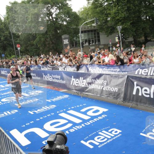 29.06.2025 - hella hamburg halbmarathon Michael Strokosch http://msf.ph/oto/8538209 29.06.2025 10:35:24 Ziel  meine-sportfotos.de