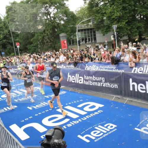 29.06.2025 - hella hamburg halbmarathon Michael Strokosch http://msf.ph/oto/8538210 29.06.2025 10:52:52 Ziel  meine-sportfotos.de