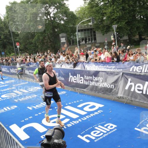 29.06.2025 - hella hamburg halbmarathon Michael Strokosch http://msf.ph/oto/8538211 29.06.2025 10:35:24 Ziel  meine-sportfotos.de