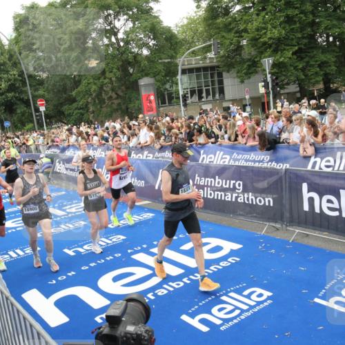 29.06.2025 - hella hamburg halbmarathon Michael Strokosch http://msf.ph/oto/8538212 29.06.2025 10:52:52 Ziel  meine-sportfotos.de