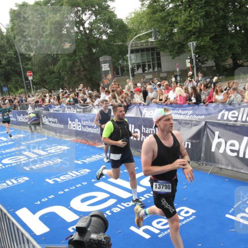 29.06.2025 - hella hamburg halbmarathon Michael Strokosch http://msf.ph/oto/8538213 29.06.2025 10:35:25 Ziel  meine-sportfotos.de