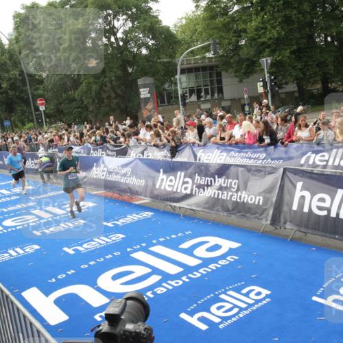 29.06.2025 - hella hamburg halbmarathon Michael Strokosch http://msf.ph/oto/8538215 29.06.2025 10:35:26 Ziel  meine-sportfotos.de