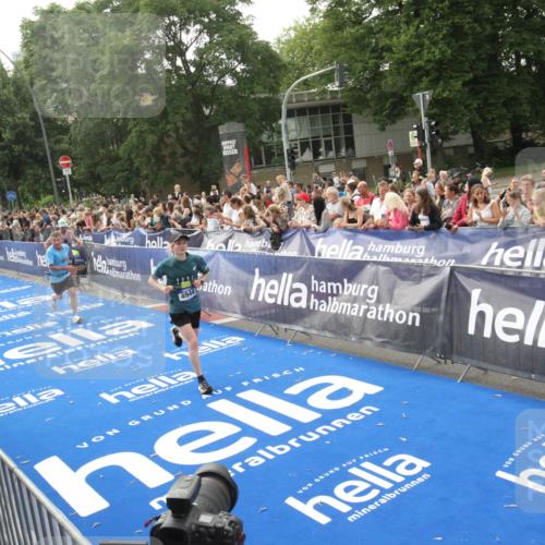 29.06.2025 - hella hamburg halbmarathon Michael Strokosch http://msf.ph/oto/8538217 29.06.2025 10:35:27 Ziel  meine-sportfotos.de