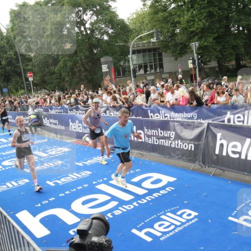 29.06.2025 - hella hamburg halbmarathon Michael Strokosch http://msf.ph/oto/8538222 29.06.2025 10:35:28 Ziel  meine-sportfotos.de