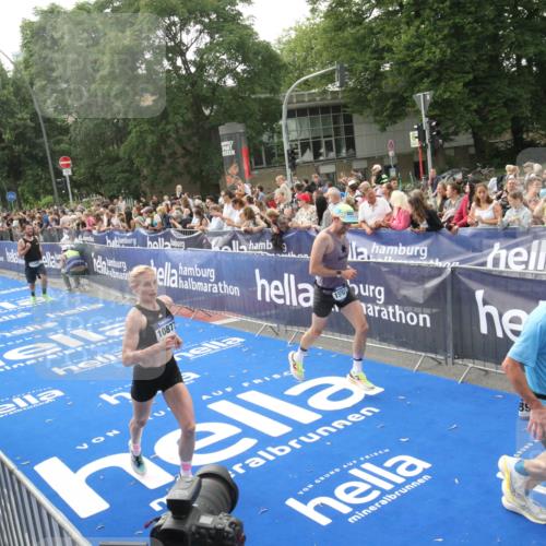 29.06.2025 - hella hamburg halbmarathon Michael Strokosch http://msf.ph/oto/8538224 29.06.2025 10:35:29 Ziel  meine-sportfotos.de