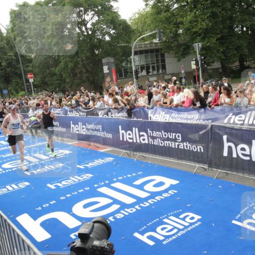29.06.2025 - hella hamburg halbmarathon Michael Strokosch http://msf.ph/oto/8538226 29.06.2025 10:35:30 Ziel  meine-sportfotos.de