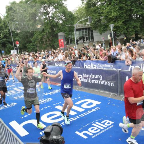 29.06.2025 - hella hamburg halbmarathon Michael Strokosch http://msf.ph/oto/8538227 29.06.2025 10:52:55 Ziel  meine-sportfotos.de