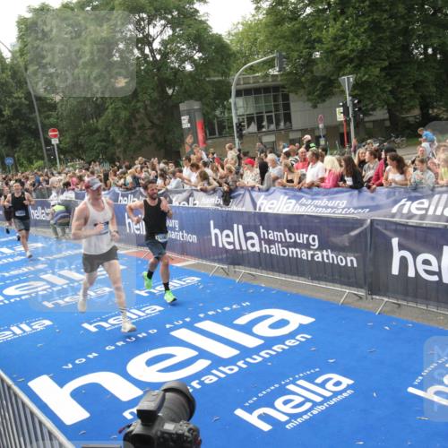 29.06.2025 - hella hamburg halbmarathon Michael Strokosch http://msf.ph/oto/8538229 29.06.2025 10:35:31 Ziel  meine-sportfotos.de