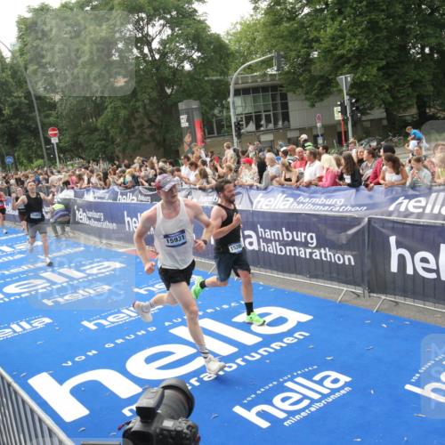 29.06.2025 - hella hamburg halbmarathon Michael Strokosch http://msf.ph/oto/8538231 29.06.2025 10:35:31 Ziel  meine-sportfotos.de