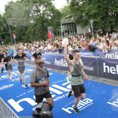 29.06.2025 - hella hamburg halbmarathon Michael Strokosch http://msf.ph/oto/8538232 29.06.2025 10:52:57 Ziel  meine-sportfotos.de