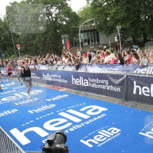 29.06.2025 - hella hamburg halbmarathon Michael Strokosch http://msf.ph/oto/8538233 29.06.2025 10:35:32 Ziel  meine-sportfotos.de