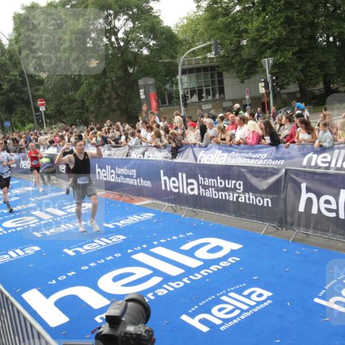 29.06.2025 - hella hamburg halbmarathon Michael Strokosch http://msf.ph/oto/8538235 29.06.2025 10:35:32 Ziel  meine-sportfotos.de