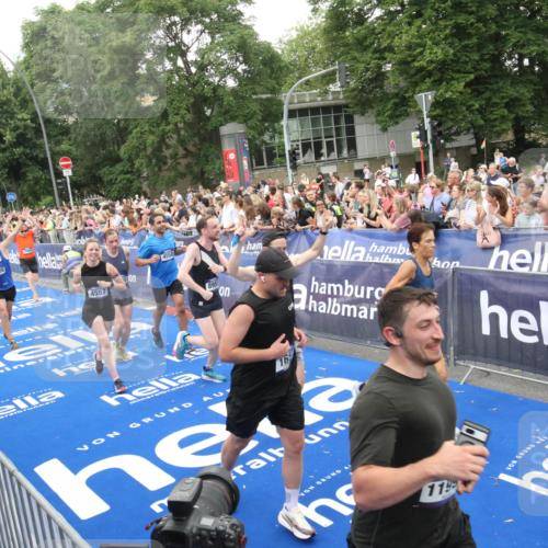 29.06.2025 - hella hamburg halbmarathon Michael Strokosch http://msf.ph/oto/8538239 29.06.2025 10:52:58 Ziel  meine-sportfotos.de