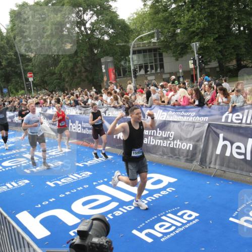 29.06.2025 - hella hamburg halbmarathon Michael Strokosch http://msf.ph/oto/8538240 29.06.2025 10:35:33 Ziel  meine-sportfotos.de