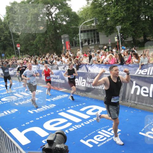 29.06.2025 - hella hamburg halbmarathon Michael Strokosch http://msf.ph/oto/8538241 29.06.2025 10:35:34 Ziel  meine-sportfotos.de