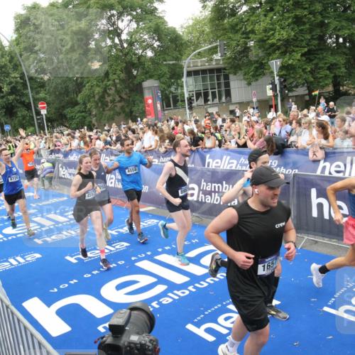 29.06.2025 - hella hamburg halbmarathon Michael Strokosch http://msf.ph/oto/8538242 29.06.2025 10:52:59 Ziel  meine-sportfotos.de