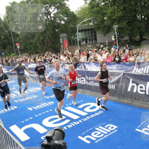 29.06.2025 - hella hamburg halbmarathon Michael Strokosch http://msf.ph/oto/8538245 29.06.2025 10:35:34 Ziel  meine-sportfotos.de